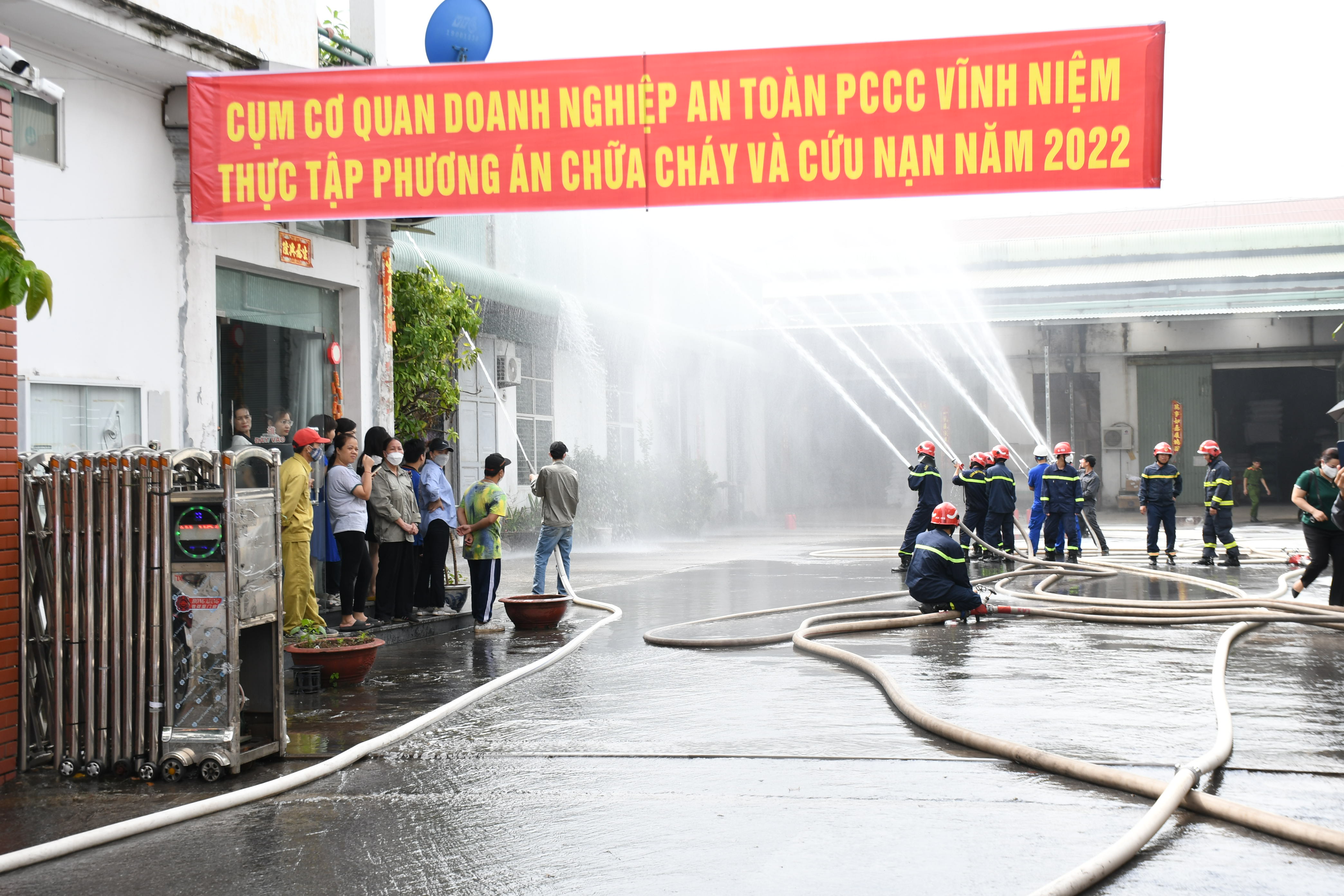 Diễn tập phương án phòng cháy, chữa cháy và cứu nạn, cứu hộ tại Cụm Công nghiệp Vĩnh Niệm
